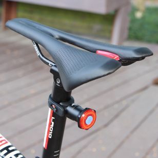 FEU ARRIERE DE VELO GUB 062SP - RECHARGE USB - ETANCHE - LED SUR TIGE DE SELLE