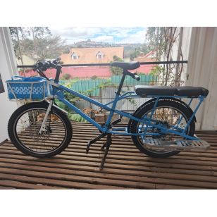 VELO CARGO MBIKE LONGTAIL BLEU FOURCHE BLANC AVEC ACESSOIRE